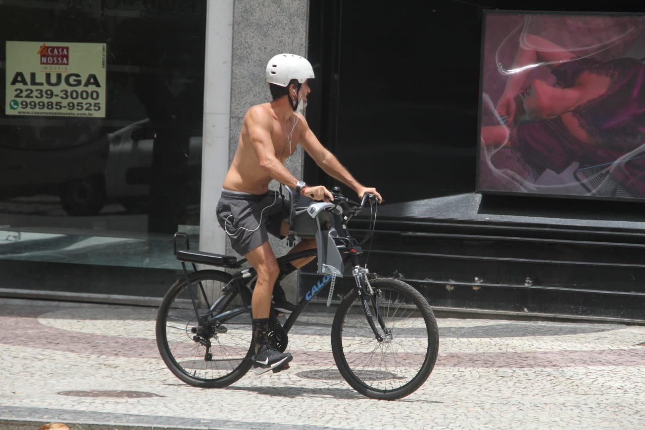 Eriberto Leão pedala no Rio de Janeiro (Foto: Daniel Delmiro/AgNews)