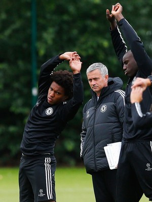josé Mourinho e Willian chelsea treino (Foto: Agência Reuters)