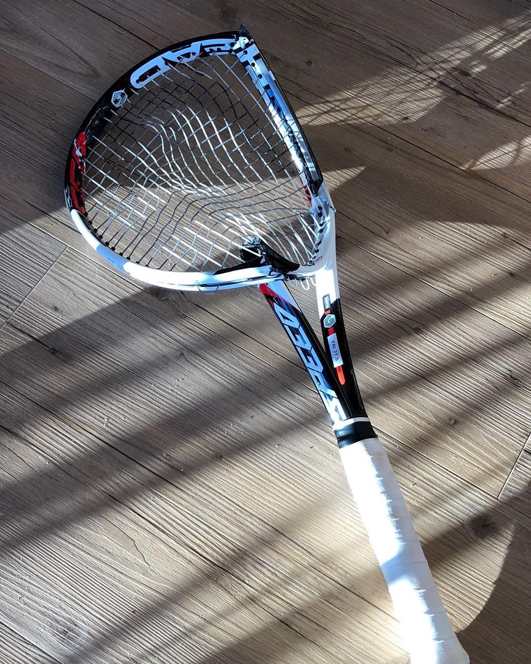Novak Djokovic mostra raquete quebrada no Instagram (Foto: Reprodução/Instagram)