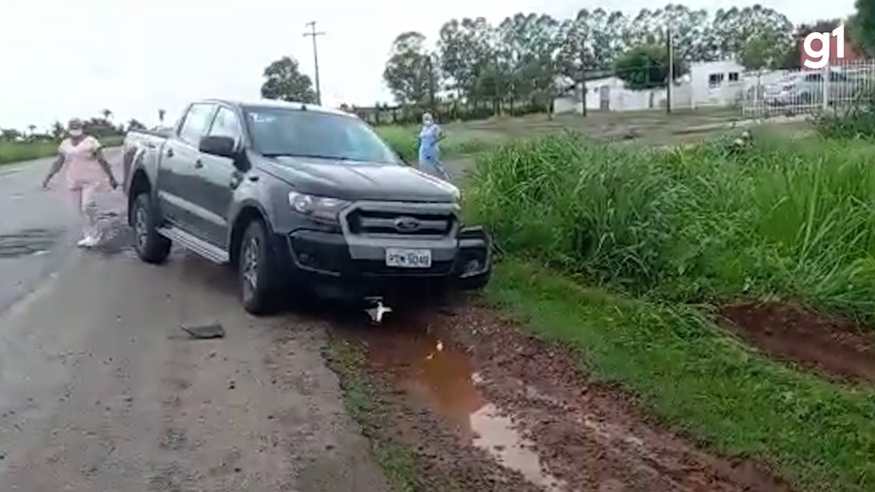 Caminhonete teve parte frontal danificada devido ao impacto da colisão. — Foto: Reprodução/Redes sociais