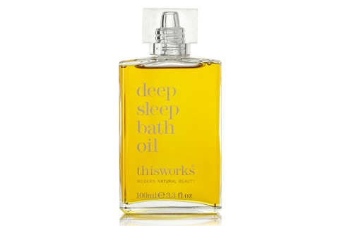 Deep Sleep Bath Oil, This Works (US$ 148): óleo de banho com efeito calmante, ajuda a pegar no sono      