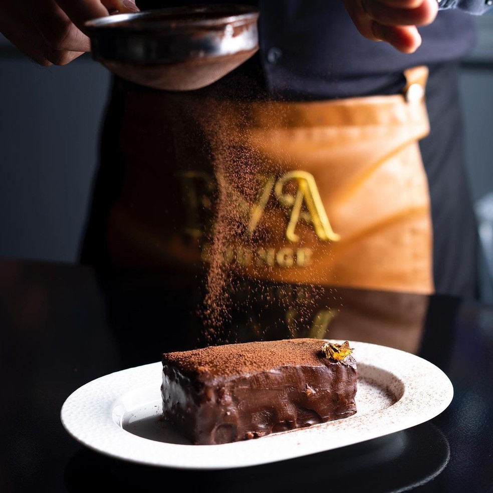 Torta de chocolate, avelã e ouro — Foto: Reprodução/Instagram