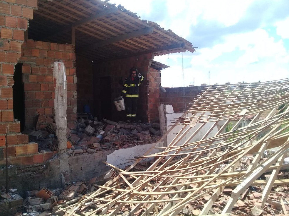 Imóvel foi destruído pela explosão causada por fogos de artifício em Ibateguara, Alagoas — Foto: Ascom/CBM-AL