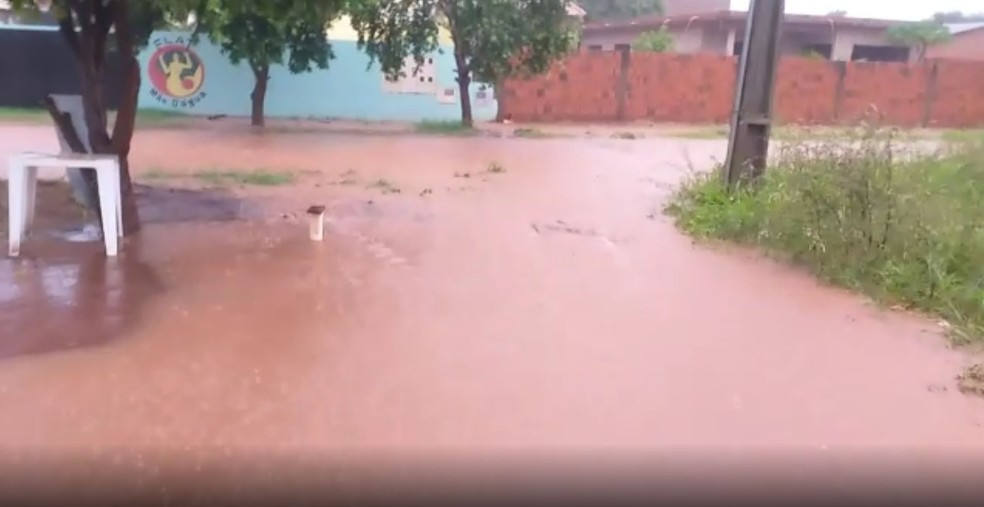 Chuva causou alagamentos no bairro Village Lagoinha, em Presidente Epitácio (SP) — Foto: Anelise Couto