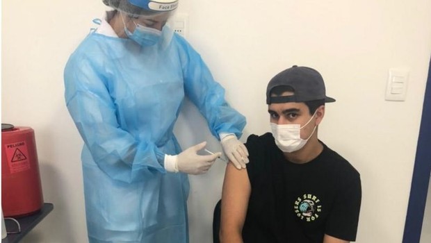 Abdel Perez foi vacinado no Uruguai na terça-feira, dois dias após completar 18 anos (Foto: Arquivo pessoal/BBC)