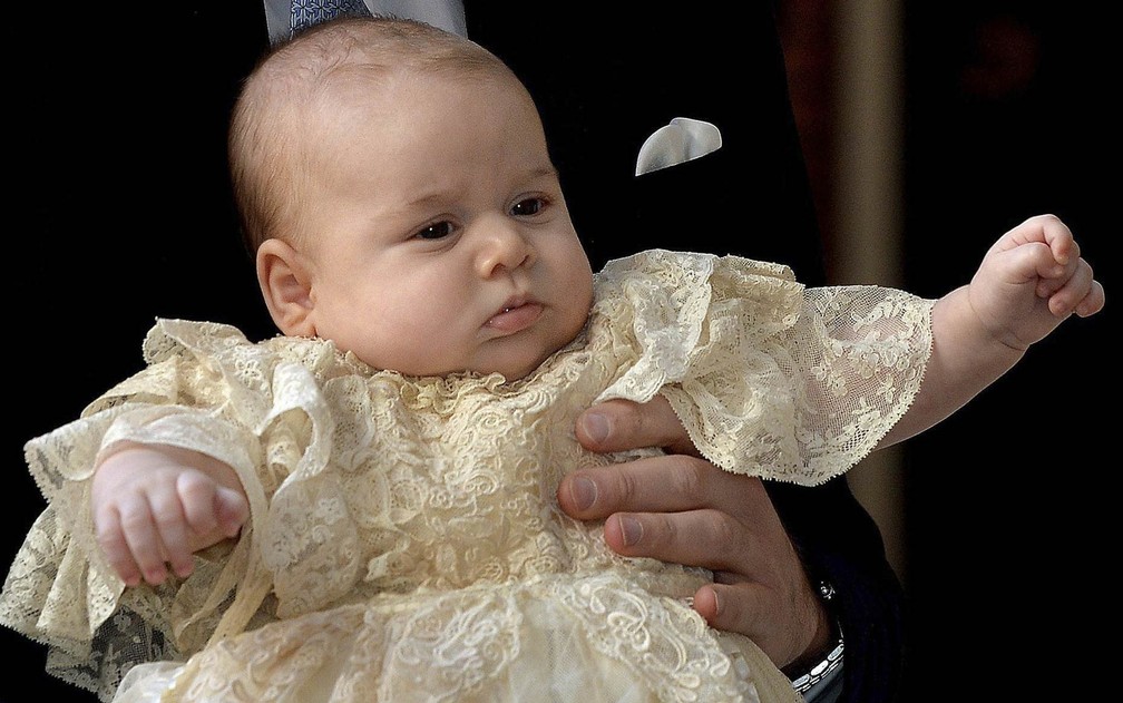 O príncipe George usa traje tradicional de batizados na chegada ao Palácio de St. James, em outubro de 2013 (Foto: John Stillwell/AP)