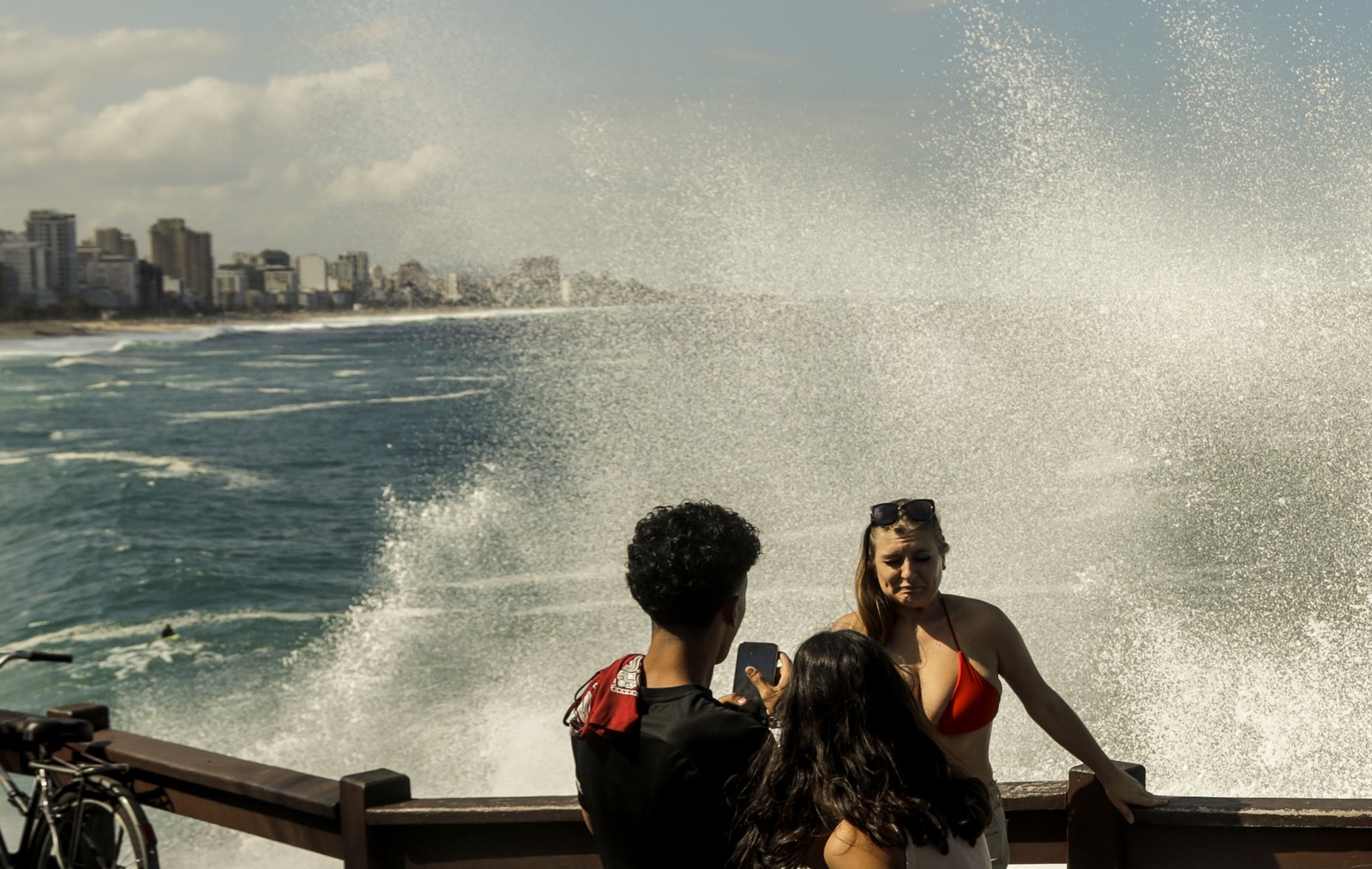 Ressaca atinge as praias da Zona Sul — Foto: .Foto de Gabriel de Paiva/ Agência O Globo