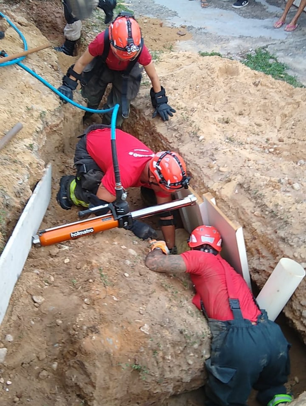 Homem é resgatado após cair em buraco de obra e ser soterrado em Natal — Foto: Cedida