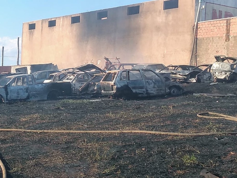 Bombeiros de Itaí e Avaré controlaram fogo após duas horas — Foto: Corpo de Bombeiros/Divulgação