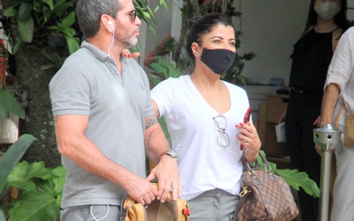 Anna Lima usa bolsa de grife em passeio com namorado
