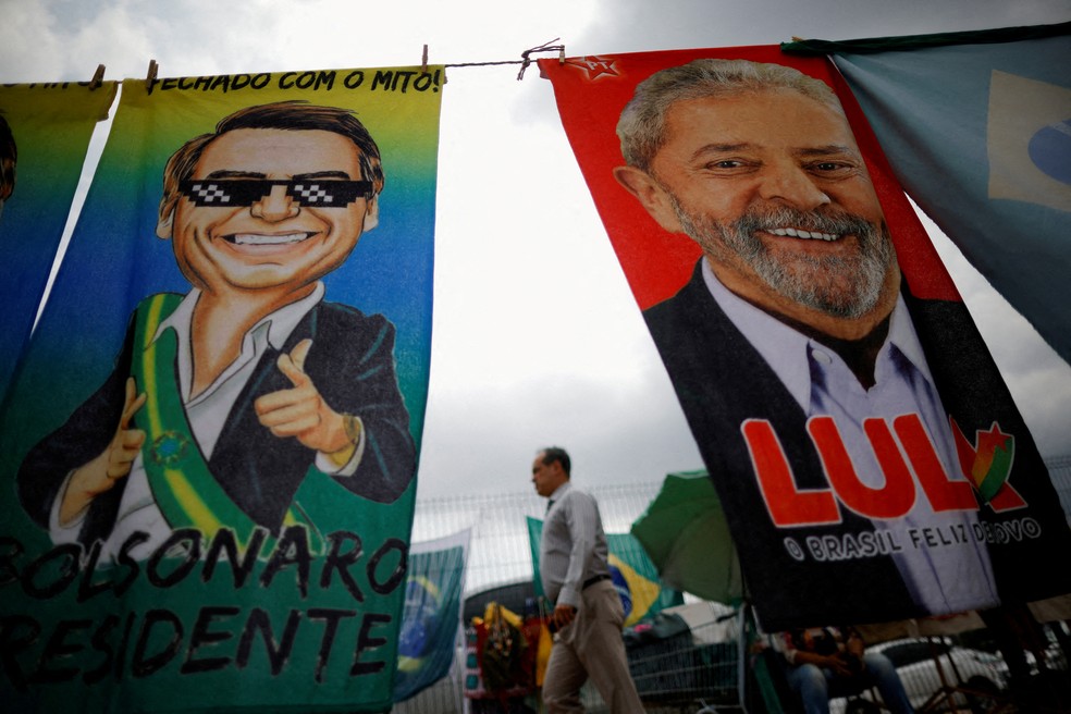Material de campanha de Bolsonaro e Lula em Brasilia em 23 de setembro de 2022.  — Foto: REUTERS/Adriano Machado/File Photo