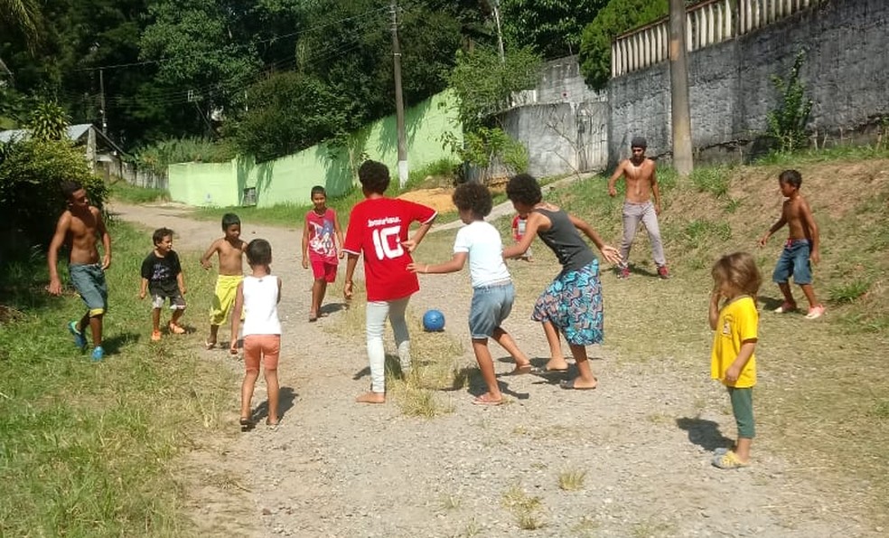 Crianças se reúnem para brincar na chácara onde moram em Itaquaquecetuba — Foto: Emerson Francisco Silva de Carvalho/ Arquivo Pessoal