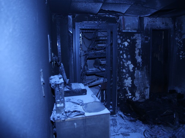 Equipamentos eletrônicos que estavam na sala e foram destruídos pelo fogo (Foto: CBMDF/Divulgação)
