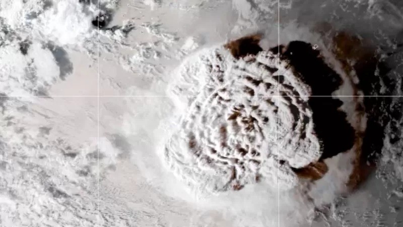 Vulcão Hunga Tonga-Hunga Ha'apai provocou uma das maiores erupções já registradas (Foto: Nasa via BBC News)