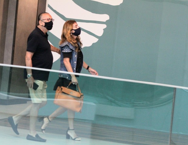 Galvão Bueno e a mulher, Desirée Soares,  passeiam em shopping acompanhados por seguranças (Foto: Dan Delmiro/Agnews)