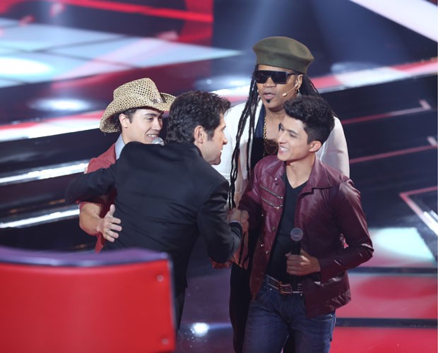 Ricardo e Ronael abraçam Daniel, que será seu técnico no The Voice 3 (Foto: (Foto: Isabella Pinheiro/TV Globo)