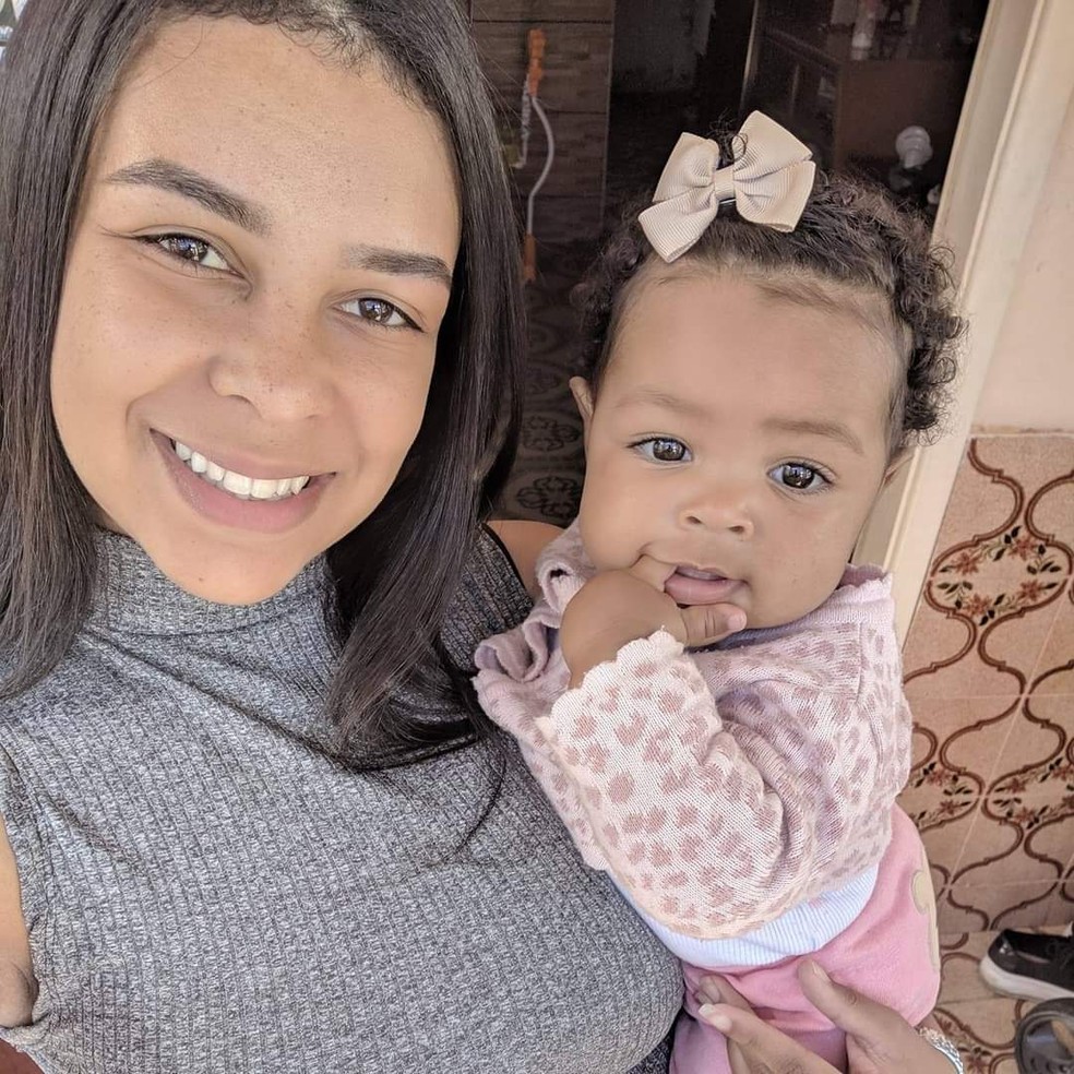 Giselli Carvalho perdeu a filha Helena, de 1 ano e 11 meses, no temporal  — Foto: Redes sociais 