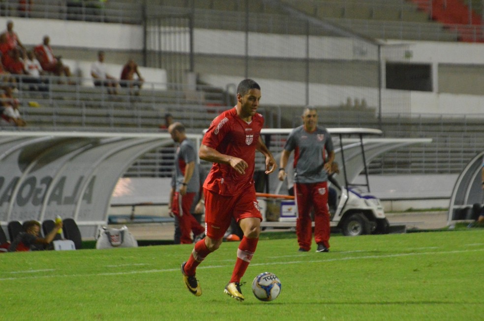 Felipe Ferreira deve entrar de primeira contra o Londrina — Foto: Gustavo Henrique/ Ascom CRB