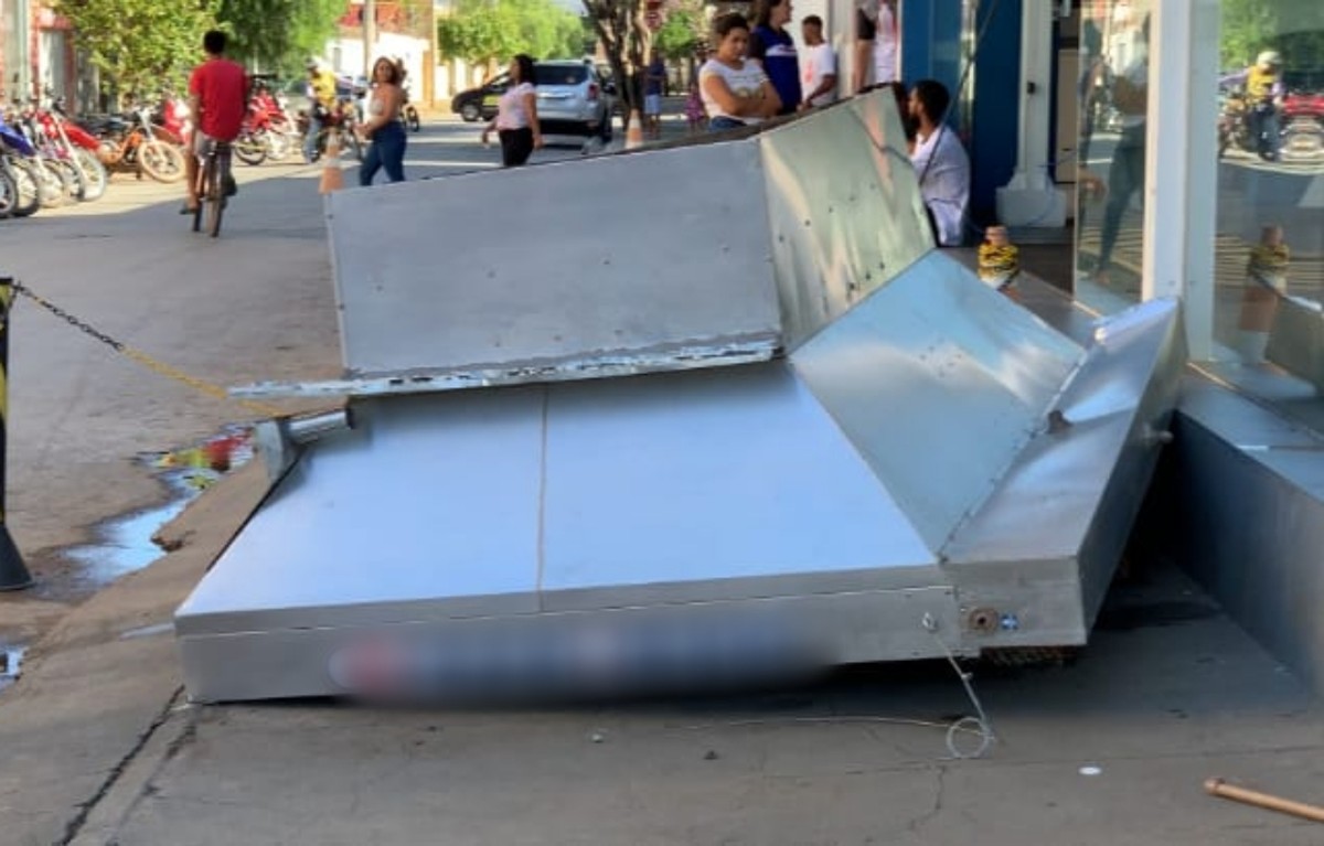 Homens ficam feridos após queda de estrutura metálica em Montes Claros