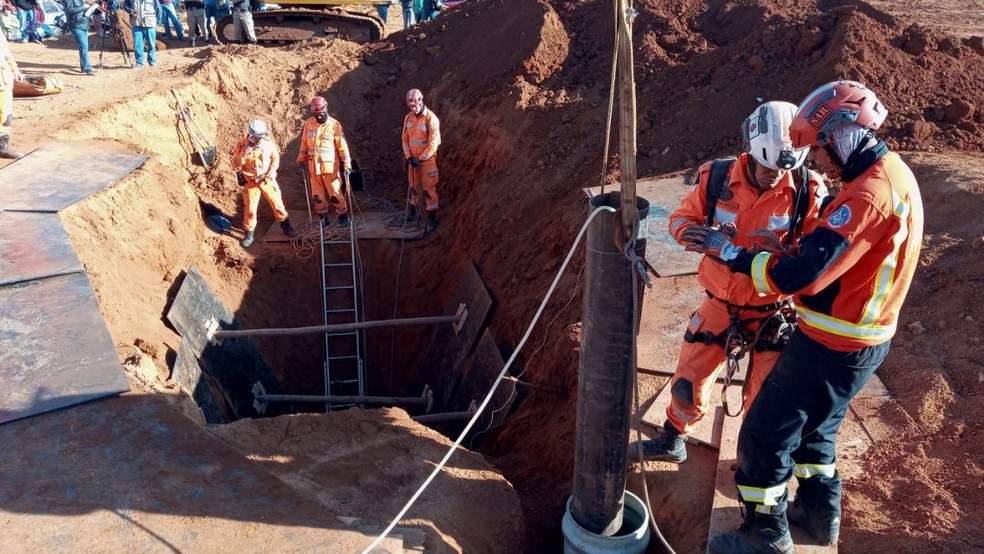 Equipe dos bombeiros trabalham em resgate de criança que caiu em buraco em Carmo do Paranaíba — Foto: Corpo de Bombeiros/Divulgação