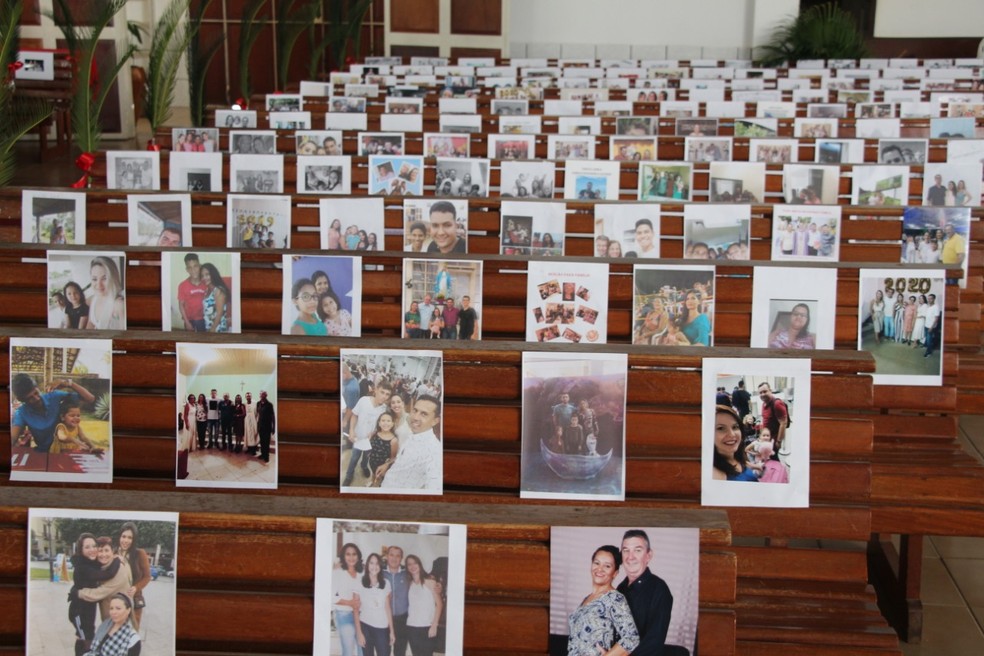 Fotos de fiéis são colocadas em bancos de igreja de Ariquemes, RO, durante pandemia do novo coronavírus — Foto: Pascom/Divulgação