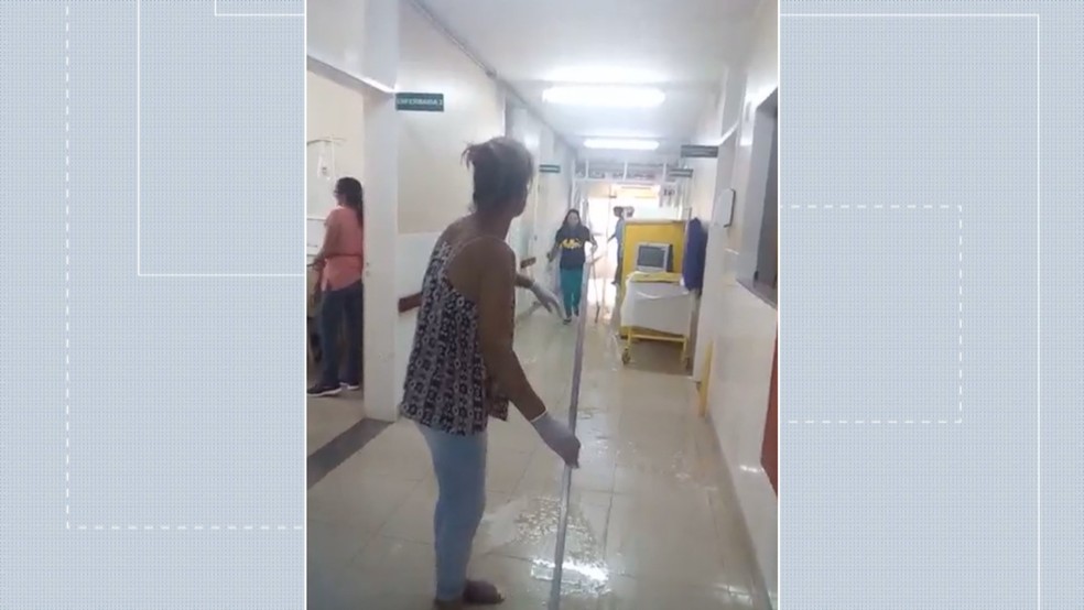 Acompanhantes de pacientes internados no Hospital de Brazlândia, no DF, lavam corredor da unidade — Foto: TV Globo/Reprodução