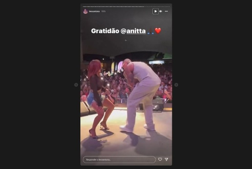 Léo Santana se apresenta em Miami e recebe Anitta com blusa transparente no palco — Foto: Reprodução/Redes Sociais