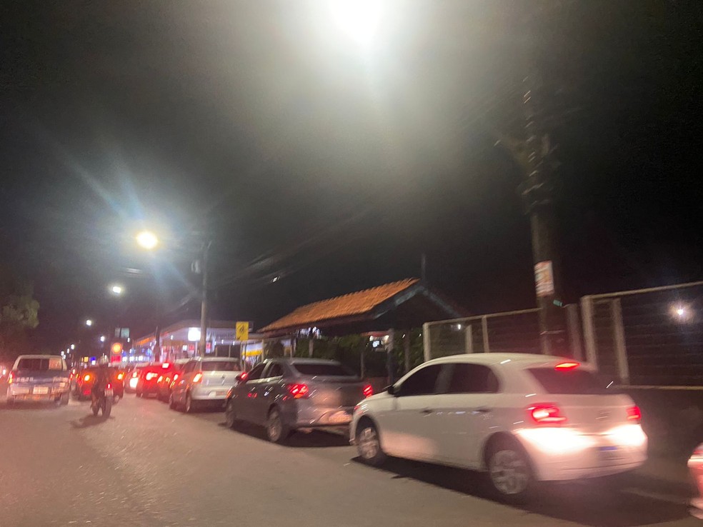 Posto de gasolina no Nova Cidade, na Zona Norte da capital, com fila de carros — Foto: G1 AM