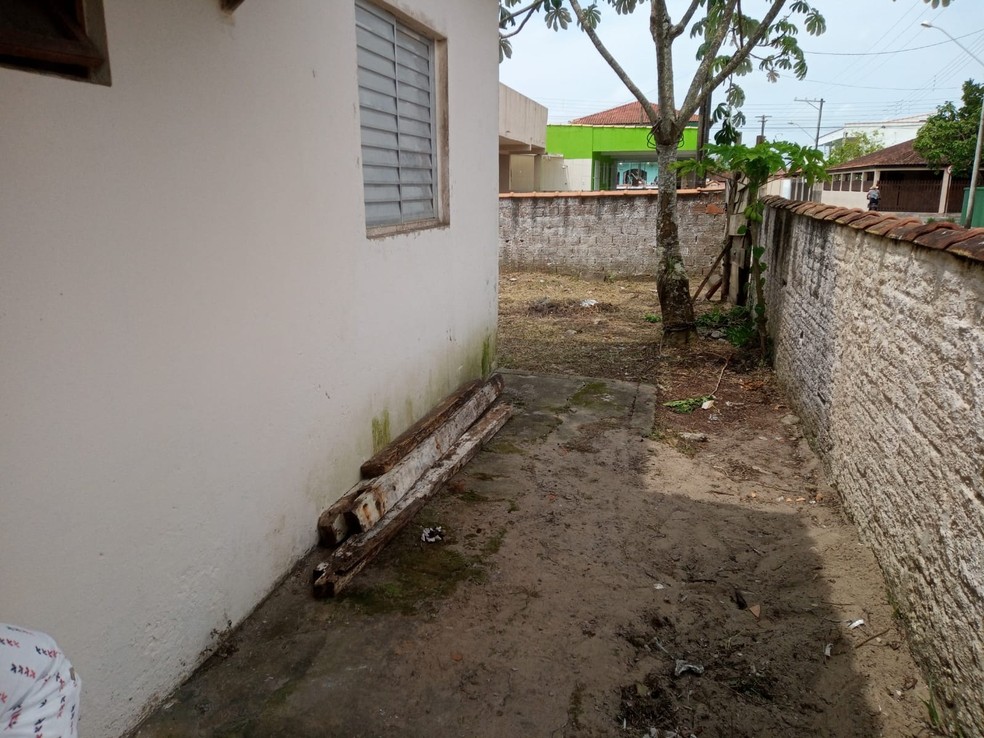 Polícia Civil suspeita que pai tenha matado a filha e a enterrou no quintal da casa, no bairro Balneário Britânia, em Ilha Comprida (SP)  — Foto: Rinaldo Rori/g1
