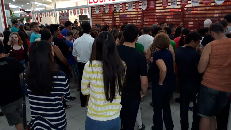Várias pessoas chegaram cedo e esperaram os portões abrirem em bauru — Foto: Cristiane Paião/TV TEM