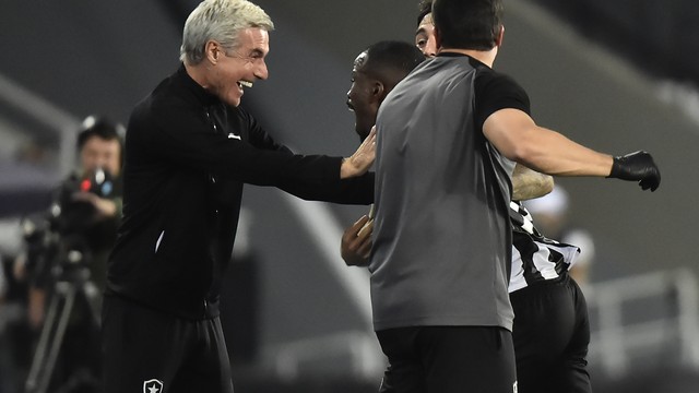 Luis Castro e Kayque comemoram gol do Botafogo contra o São Paulo