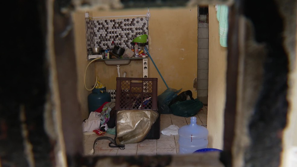 Imagem mostra a casa onde o corpo da cabeleireira Priscila Monique Laurindo foi encontrado — Foto: Reprodução/TV Globo