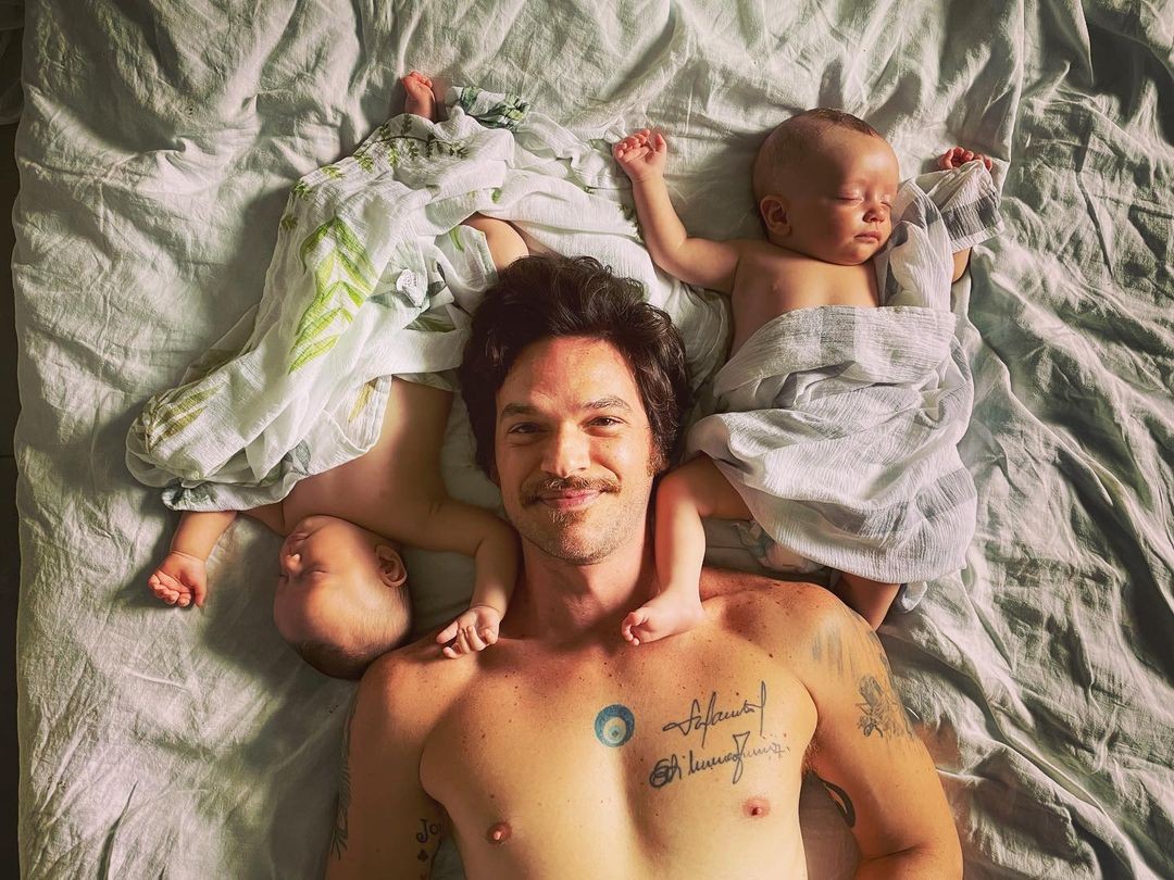 Emílio Dantas com os filhos Roque e Raul (Foto: Instagram/Reprodução)