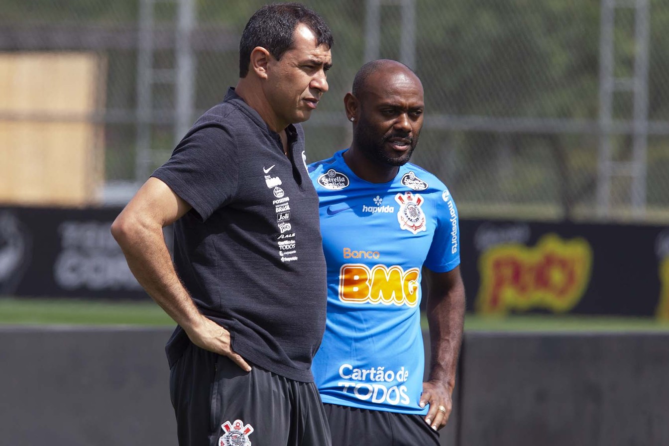 Voltando ao elenco, Vagner Love tem apoio de Carille e será titular