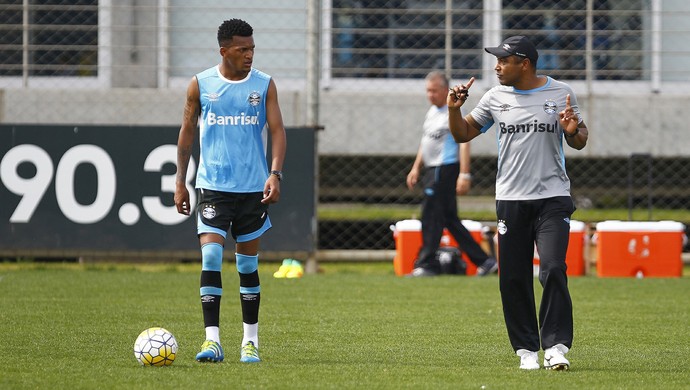 Roger fecha parte de treino e mantém mistério sobre time para pegar Galo