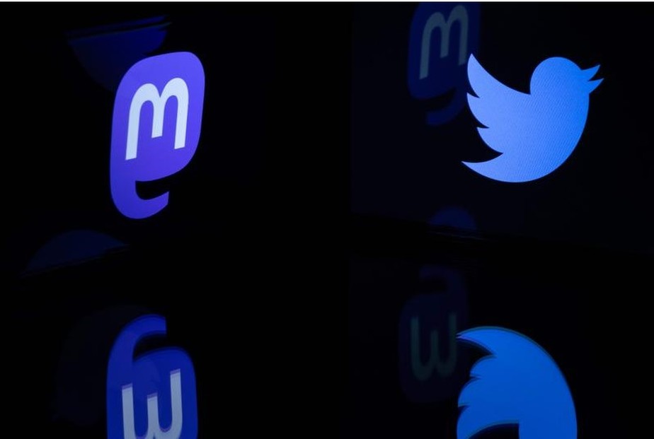 Logotipos das redes sociais Twitter e Mastodon refletidos nas telas dos smartphones