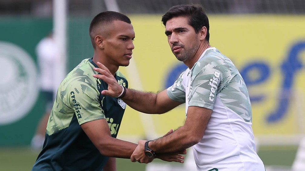 Abel Ferreira com Gabriel Veron na Academia do Palmeiras — Foto: Cesar Greco / Ag. Palmeiras