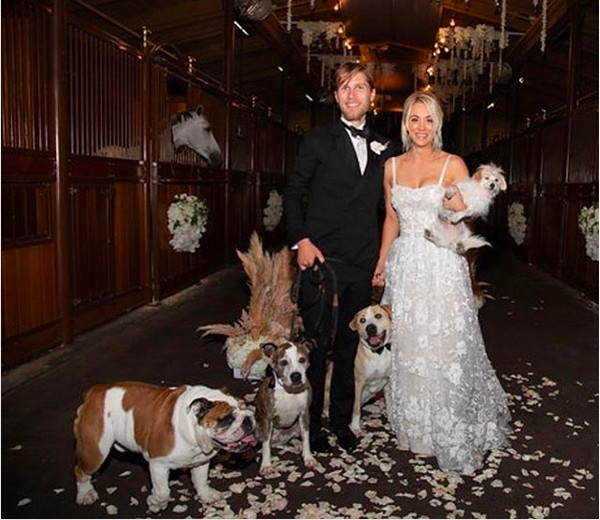 A atriz Kaley Cuoco em sua cerimônia de casamento com o marido, seus quatro cachorros e o cavalo pertencente aos dois (Foto: Instagram)