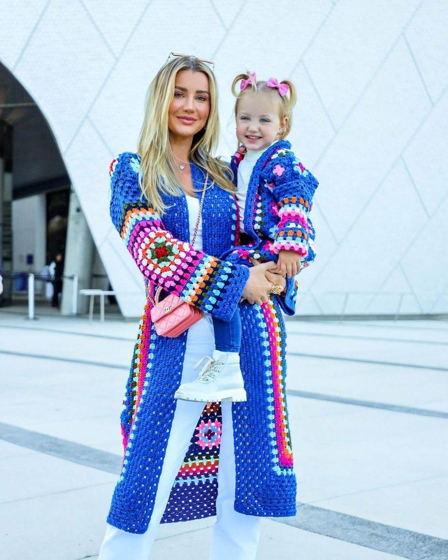 Ana Paula Siebert combina look azul de tricô com a filha, Vicky, em viagem na Flórida