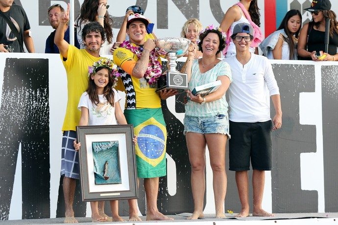 Gabriel Medina e família, podio surfe Pipeline (Foto: Márcio Fernandes / Ag. Estado)