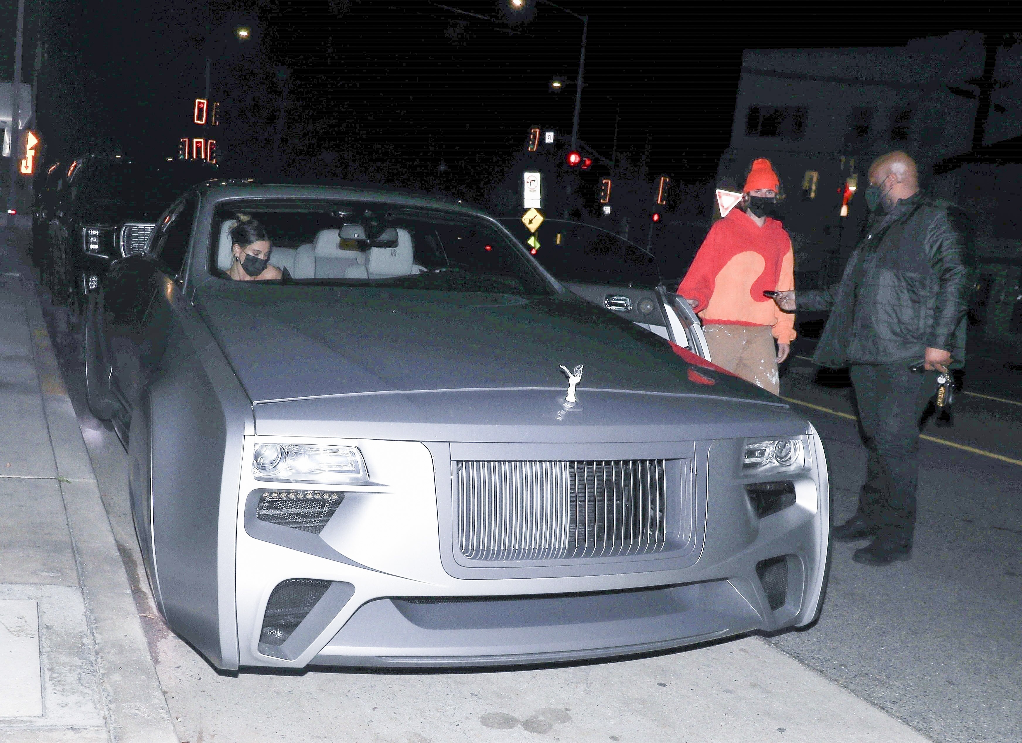 Justin Bieber e Hailey Baldwin entram em Rolls Royce personalizado (Foto: The Grosby Group)