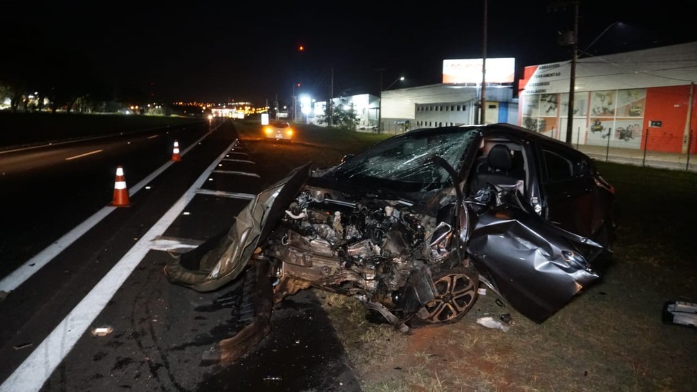 Carro foi atingido na contramão da Rodovia Campinas-Mogi, em Mogi Mirim — Foto: Cláudio Felício