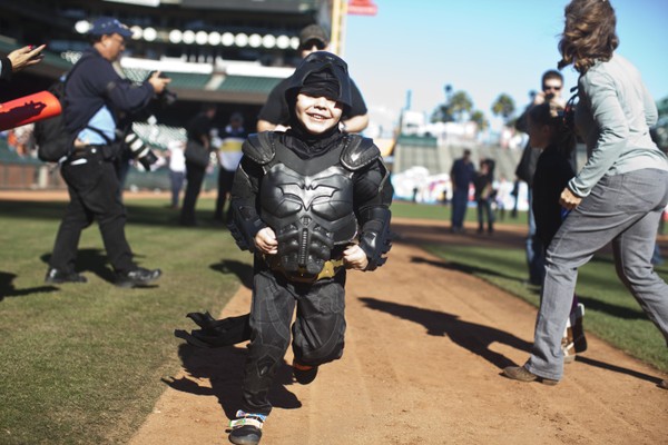 O pequeno Miles Scott em foto de 2013 com ele vestido como o BatKid (Foto: Getty Images)