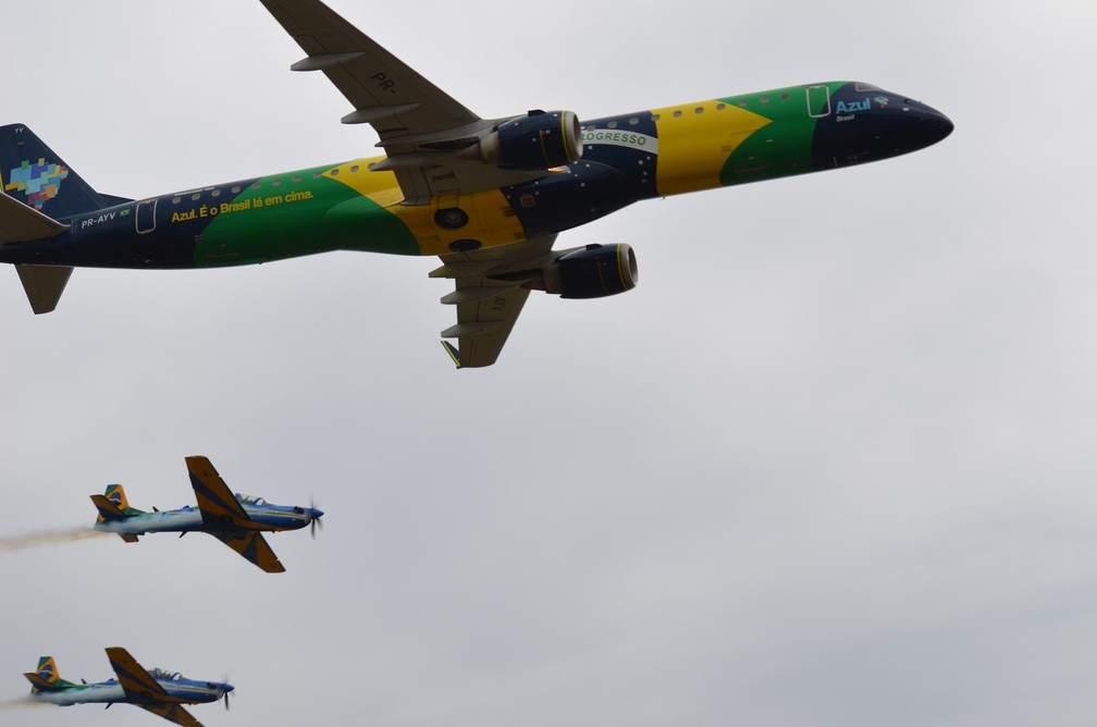 Domingo Aéreo tem exposição de aeronaves e apresentação da Esquadrilha da Fumaça, em Pirassununga — Foto: Ana Marin/g1