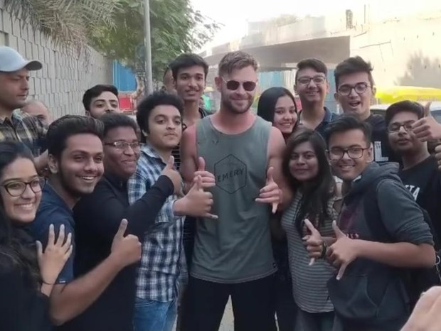 Chrus Hemsworth com fãs (Foto: Reprodução/Instagram)
