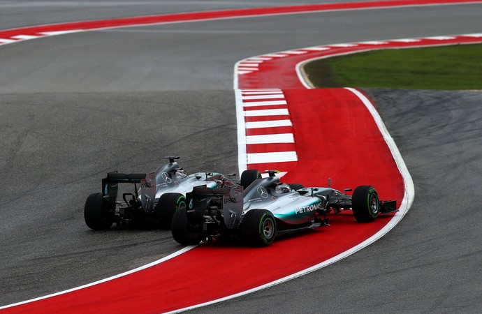 Lewis Hamilton espalha Nico Rosberg na largada do GP dos EUA (Foto: Getty Images)