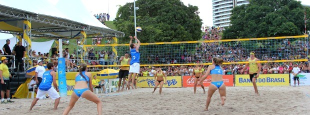 Alienígenas envolvidos em um intenso jogo de vôlei de praia em uma