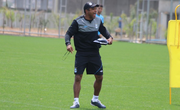 Roger confirma baixa de Maicon, mas não anuncia time: Fica a curiosidade