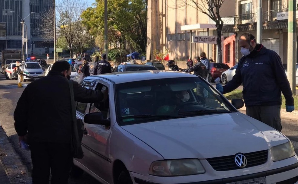 Veículos foram fiscalizados e turistas tiveram a temperatura aferida em Santana do Livramento — Foto: Sentinela 24 horas/Divulgação