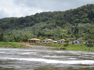 Comunidade as margens do rio Jari, em Laranjal do Jari, no Amapá (Foto: John Pacheco/G1)